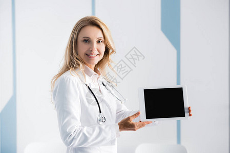 医生用手指着诊所的数字平板电脑图片