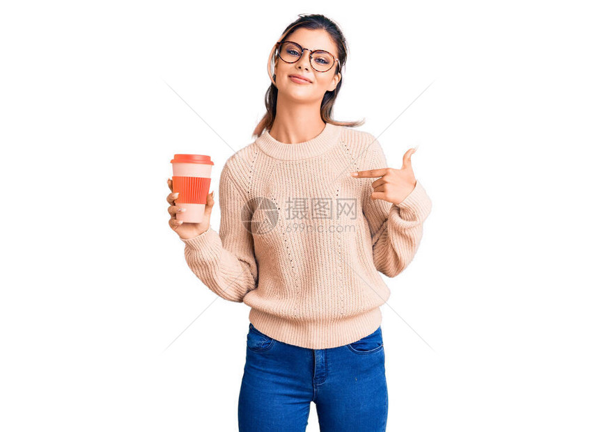 戴眼镜的年轻美女拿着外卖咖啡图片