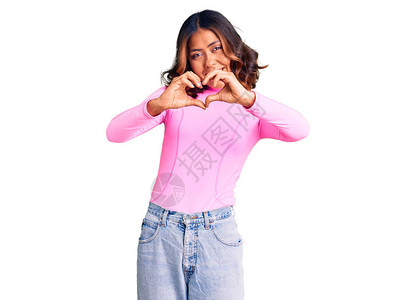 穿着粉红色衬衫的年轻美丽混合种族女子在爱情中微笑图片