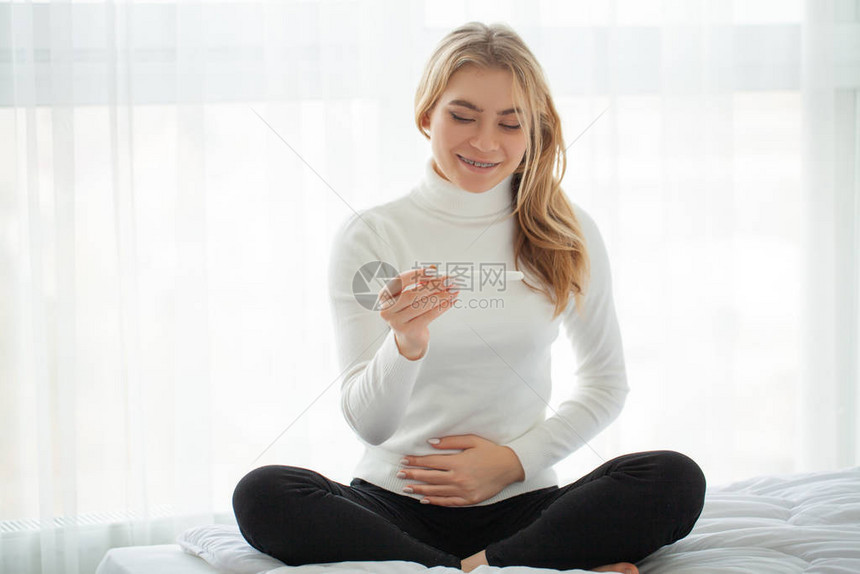 快乐的女人在结果后看妊娠试验图片