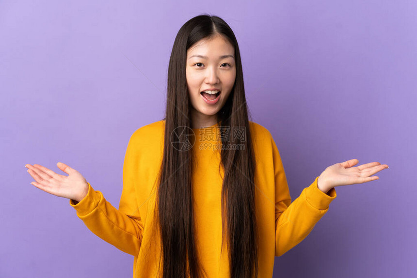 青华女孩身穿孤立的紫色背景图片