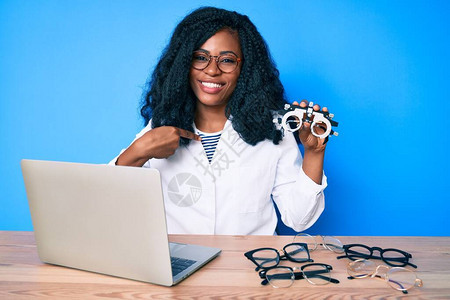 美丽的非洲女人拿着光学眼镜图片