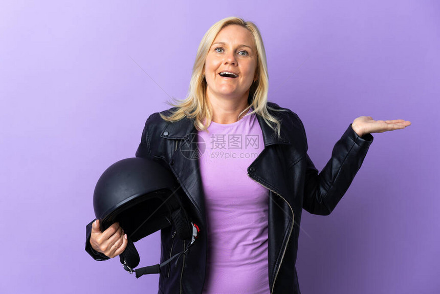 中年妇女持有摩托车头盔图片