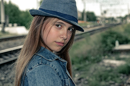 一个穿着蓝帽子的漂亮女孩的肖像图片