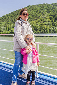 母亲和女儿在河流巡航时的肖像享有多瑙河风图片