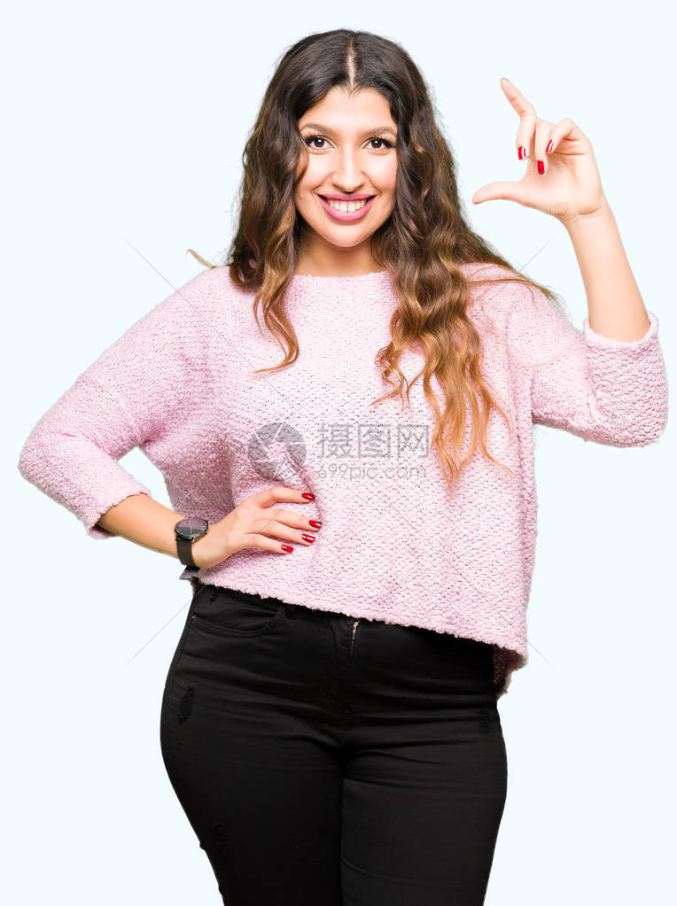 穿着粉红色毛衣的年轻美女笑着满怀自信地用手牵引图片