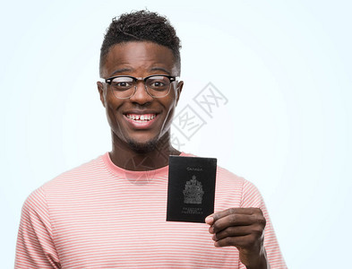 年轻的非洲裔美国人拿着加拿大护照图片
