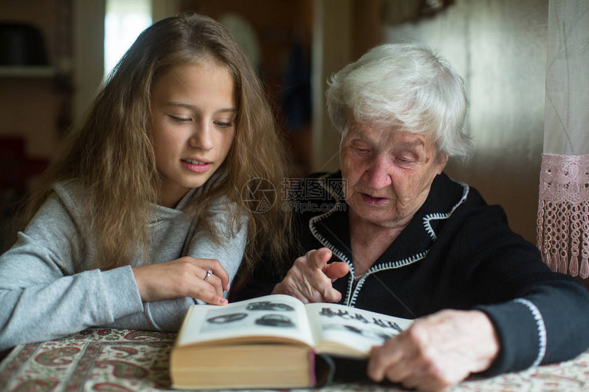 奶带着小孙女在看书图片