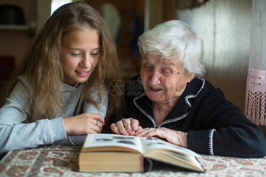 外婆和一个小女孩孙图片