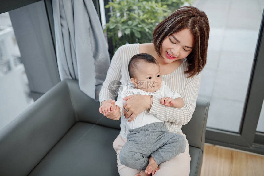 美丽的亚洲年轻女享受与新生女儿共图片