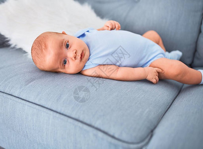 在家沙发上躺着的可爱婴儿新生儿放松图片