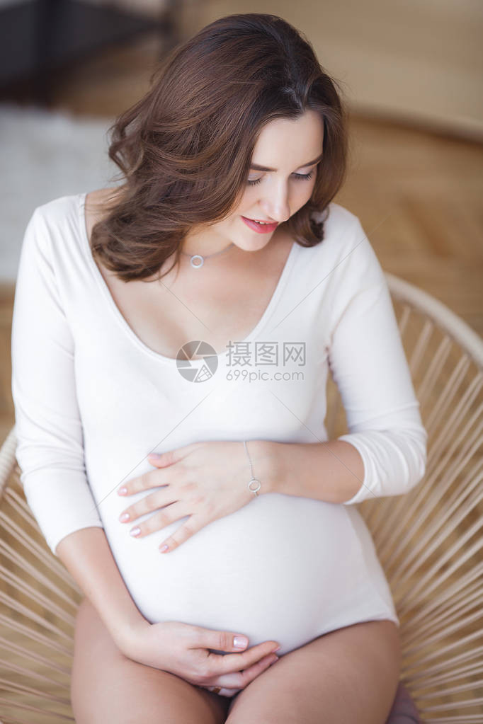 有魅力的年轻女人期待她的孩子出生美丽的孕妇在室图片