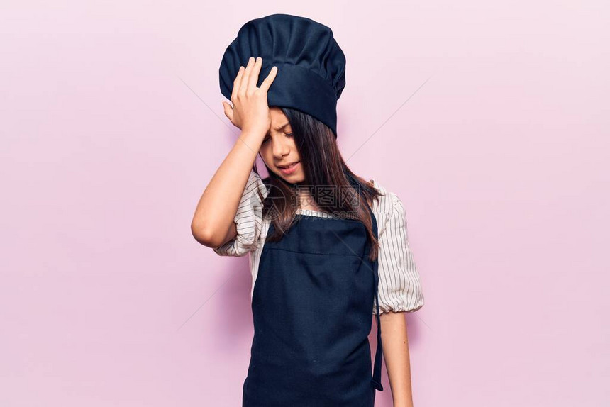 穿着厨师制服的漂亮女孩因犯错而感到惊讶图片