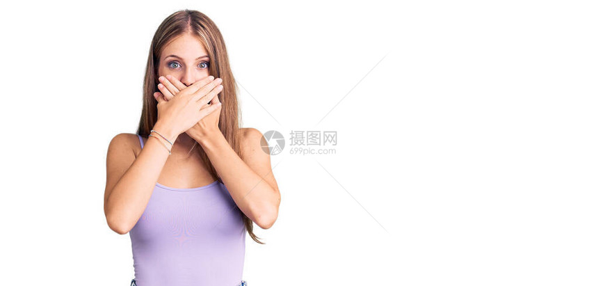 穿着无袖衬衫的随意风格的年轻金发美女用手为错误而用双手遮住嘴震图片