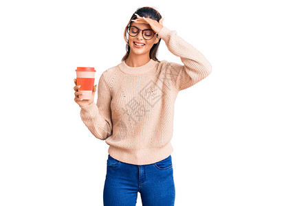 身戴眼镜的年轻美女拿着咖啡杯外带的眼镜图片