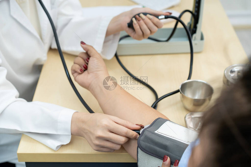 亚洲女医生在医院生办公室检查肥胖女血压不健康的饮食行为导致的超重和肥胖症超重的亚裔女图片