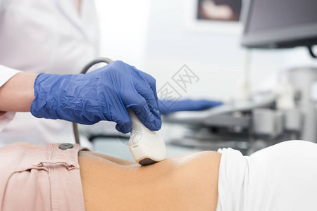 用超声波扫描检查病人胃部的医图片