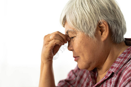 老年人和年长成年的患有严重抑郁症和头痛想着白种背景图片