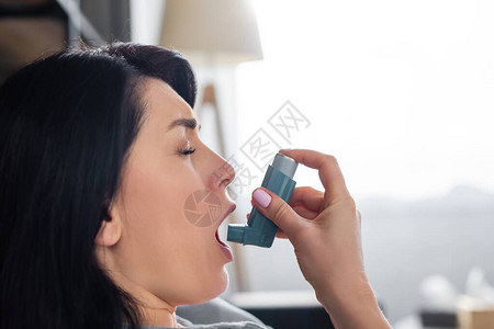 家中使用吸入器吸入哮喘图片