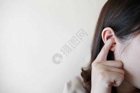 大吵闹可造成失聪耳鸣或耳痛健康与医疗概念请查看InfoFin图片