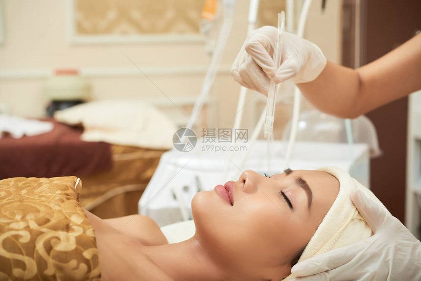 亚裔美貌女在放松同时在温泉疗养过程中对图片