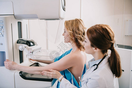 在X光机上进行乳腺造影检查时图片
