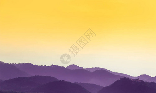 紫色的山与黄色的空白天空图片