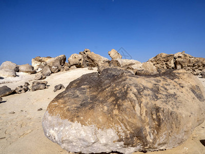 Bizarre巨石形成于阿曼沙漠的罗图片