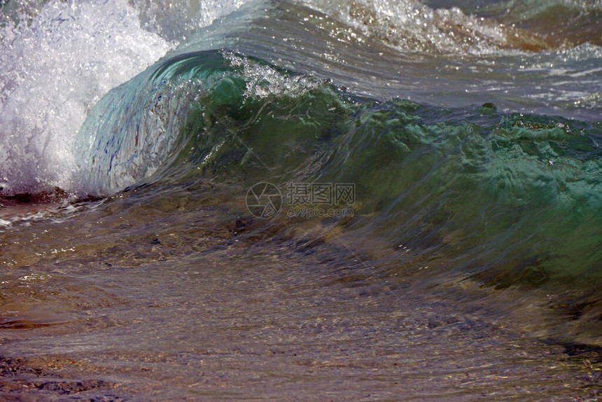 海洋冲浪边缘的波浪图片