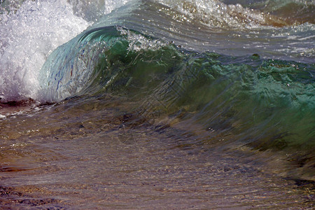 海洋冲浪边缘的波浪图片