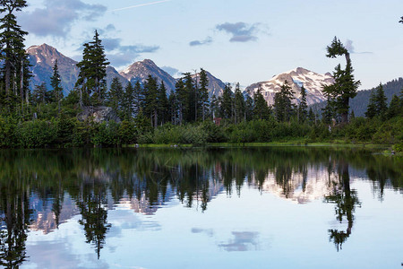 夏季山区的宁静湖美丽的自然风景笑声图片