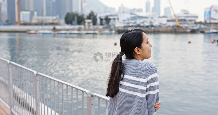 女人在城市里看海图片