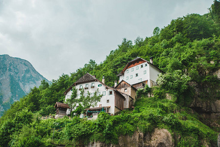 在悬崖边缘的建筑夏季时空HallstatAustri图片