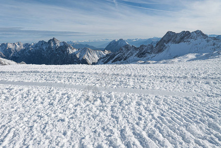 美丽的冬季雪山风景图片