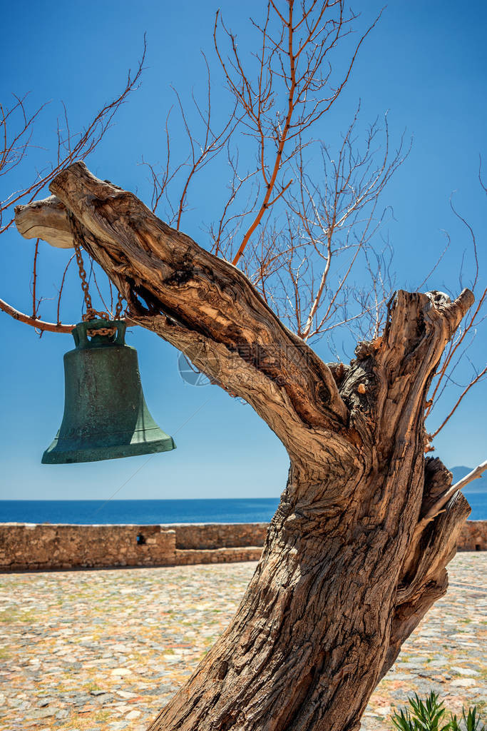 树上的钟是古老城镇莫内姆瓦西亚的一个特图片