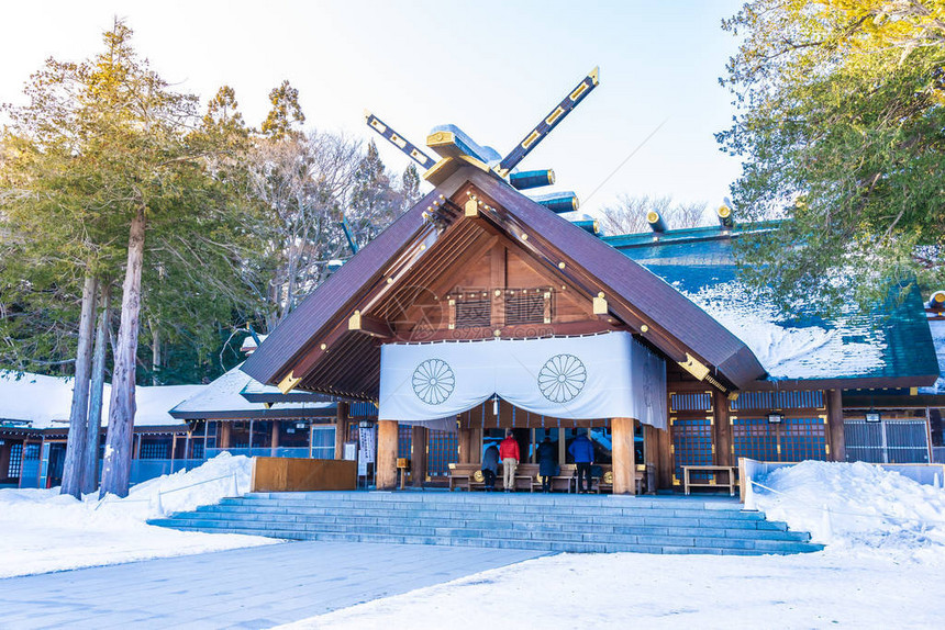 日本冬季寒雪中札幌市北海道神庙的美丽建图片