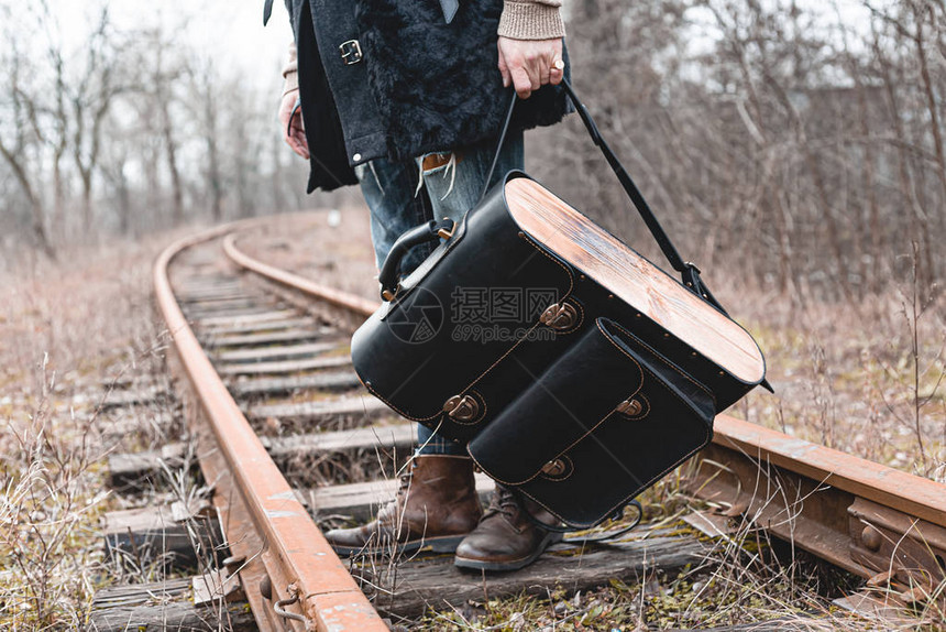 在铁路上穿羊皮鞋的男子图片