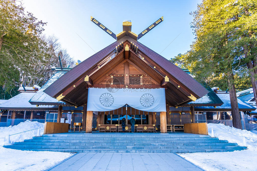 日本冬季寒雪中札幌市北海道神庙的美丽建图片