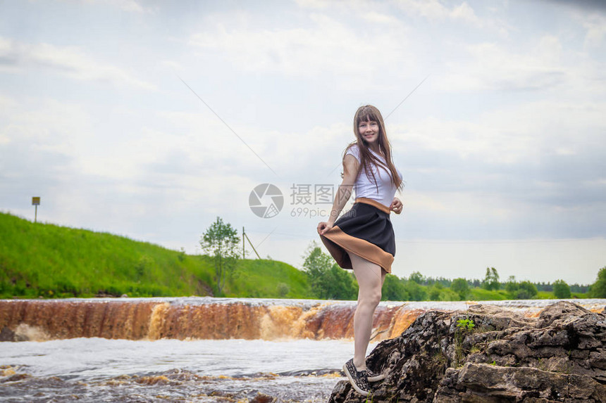 俄罗斯瀑布的年轻美女肖像图片
