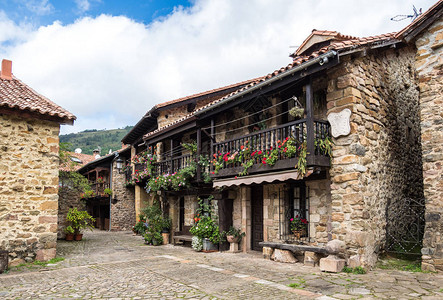 Cabuerniga山谷的Barcena市长拥有典型石屋图片