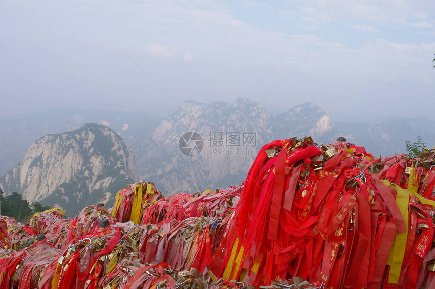 广受欢迎的旅游场所华山圣道教山的红礼服布Hu图片