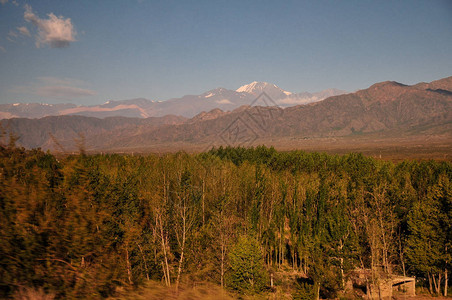 阿根廷门多萨郊区的山和田野图片