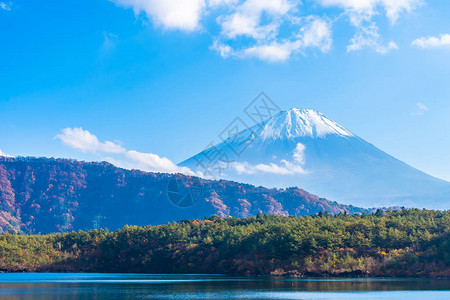 日本Yamarashi湖周围的山地风景美丽图片