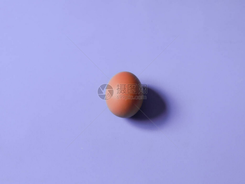 紫外线背景上的棕鸡蛋的烹图片