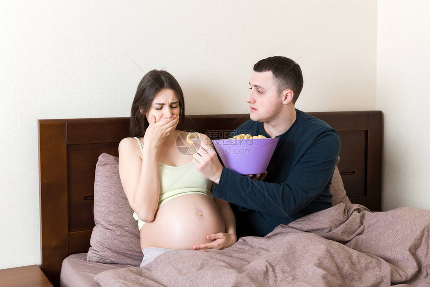 丈夫向他怀孕的妻子提供筹码图片