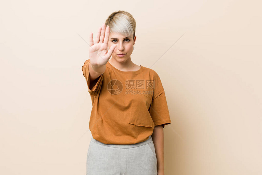 长着短发的年轻又胖的女人站着伸展的手显示停止图片