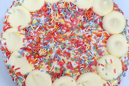 彩虹主题派对上供应的彩虹蛋糕的上方视图图片