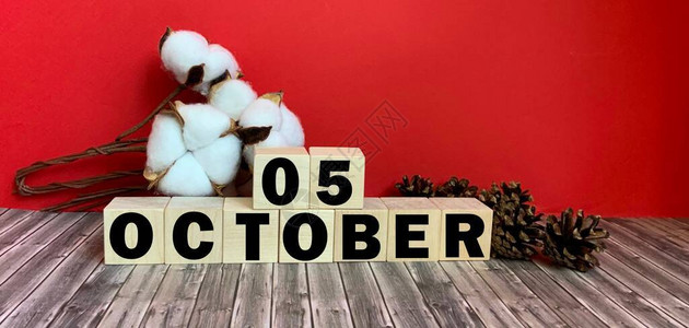 10月5日10日在木块上红色背景上有棉花的瓶秋天日历图片