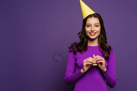 欢乐女孩在派对帽上背景图片