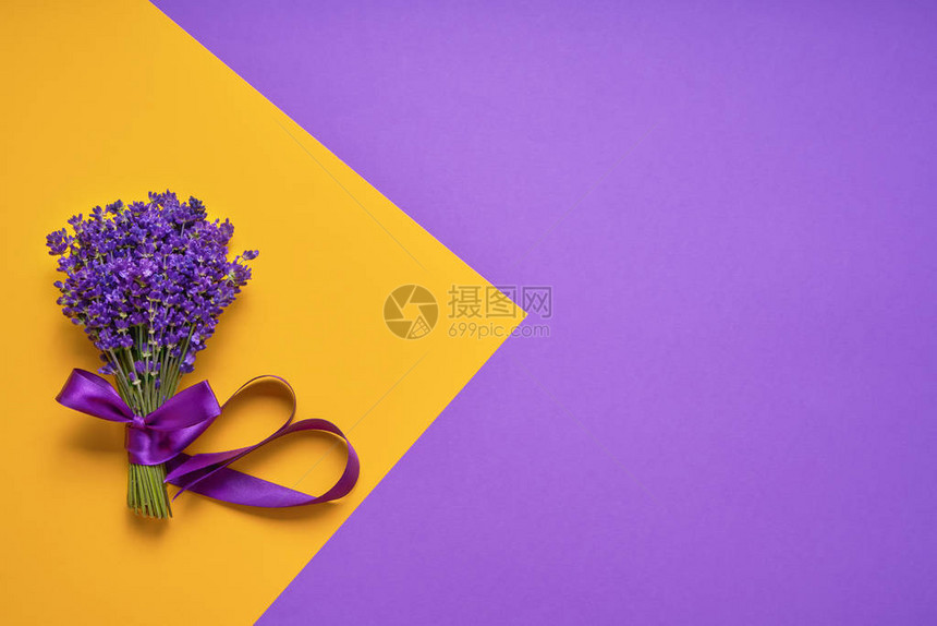 一堆黄紫色背景上的新鲜薰衣草紫罗兰花卉贺卡与文本的地方顶视图片